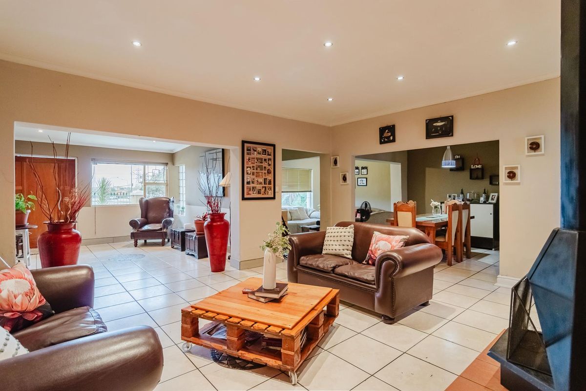 Beautiful 3-Bed Home with Potential - Photo 4