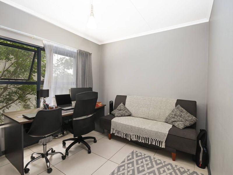 3 Bedroom, 2 bathroom unit in popular De Velde - Photo 6