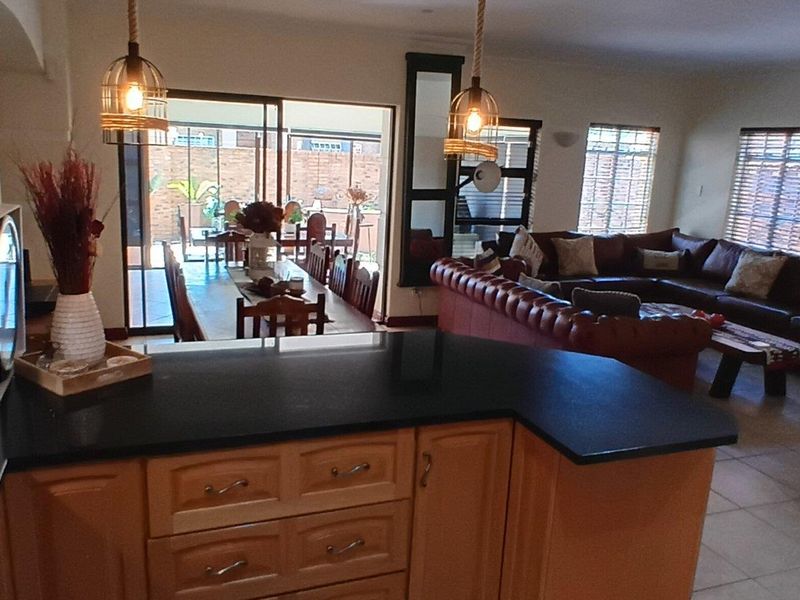 "Secure Estate Living: Modern Home for Investors or Downsizers! - Photo 6