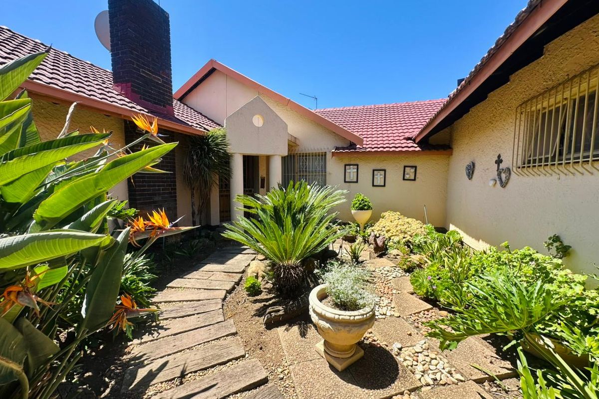 IMMACULATE FAMILY HOME ON 2039sqm STAND. - Photo 3