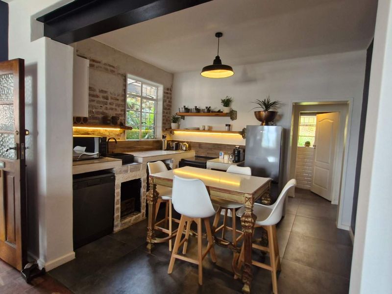 Beautifully Decorated Heritage Apartment with Private Jungle Garden. - Photo 2