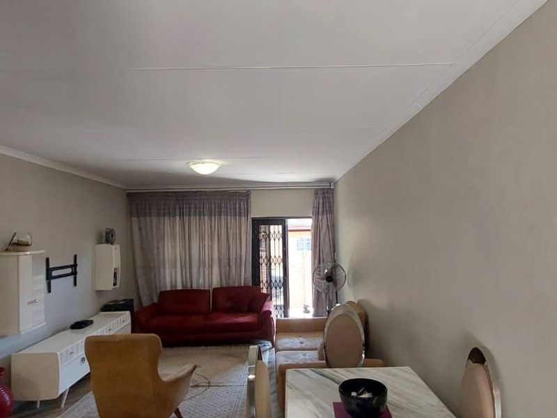 Charming Townhouse in Secure Pretoria North Complex! - Photo 5