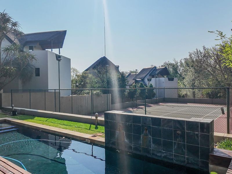 Spacious 2-Bed Corner Unit with Loft & Wraparound Garden in Sibiti Estate - Photo 7