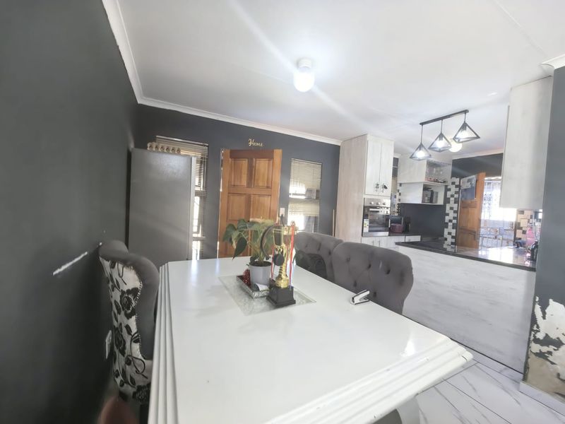 THREE BEDROOM HOME FOR SALE IN SPRINGS - Photo 5