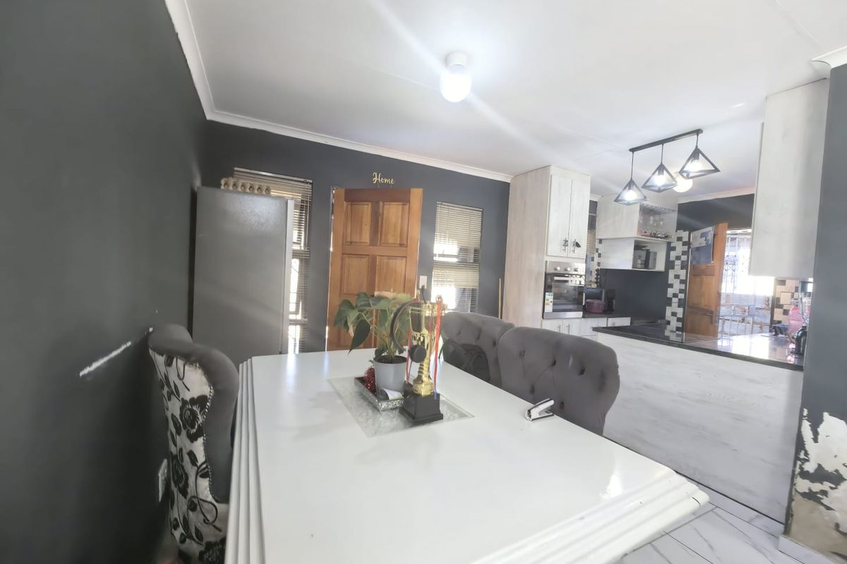 THREE BEDROOM HOME FOR SALE IN SPRINGS - Photo 5