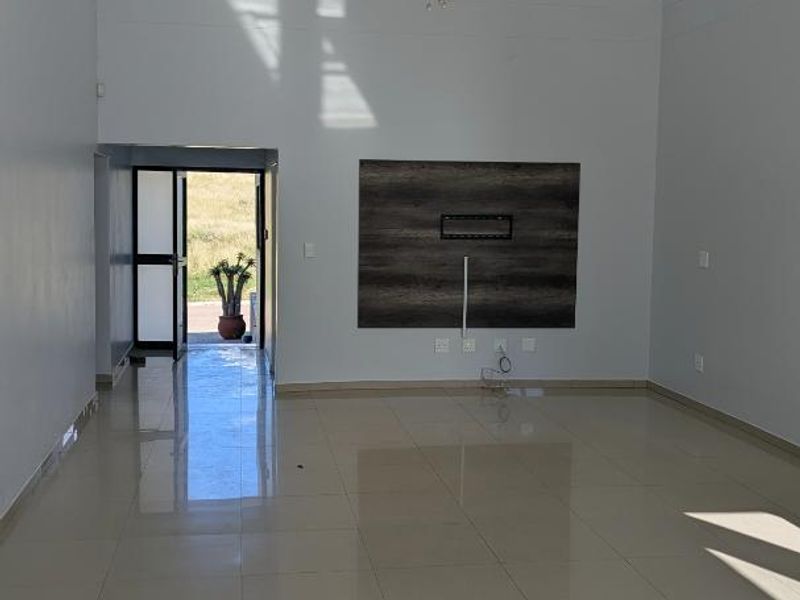 Sleek and contemporary 3 Bedroom home - Photo 3