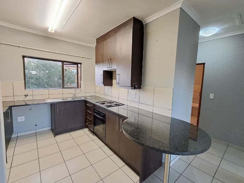 Modern Townhouse Near Malls & Schools, Pets Allowed! - Photo 3