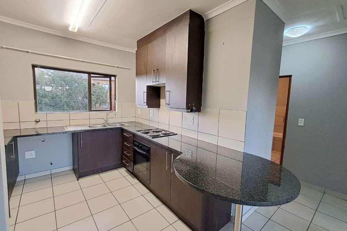 Modern Townhouse Near Malls & Schools, Pets Allowed! - Photo 3