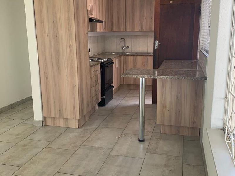 3-bedroom house in a well-established neighborhood - Photo 4