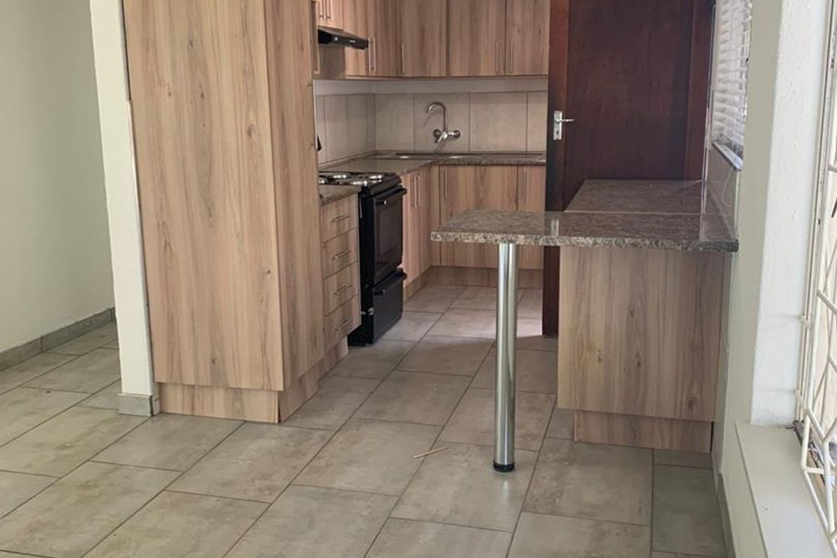 3-bedroom house in a well-established neighborhood - Photo 4