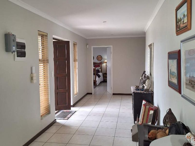 Neat Family Home with Separate Flat in Sought-After Lagoon Neighborhood! - Photo 3