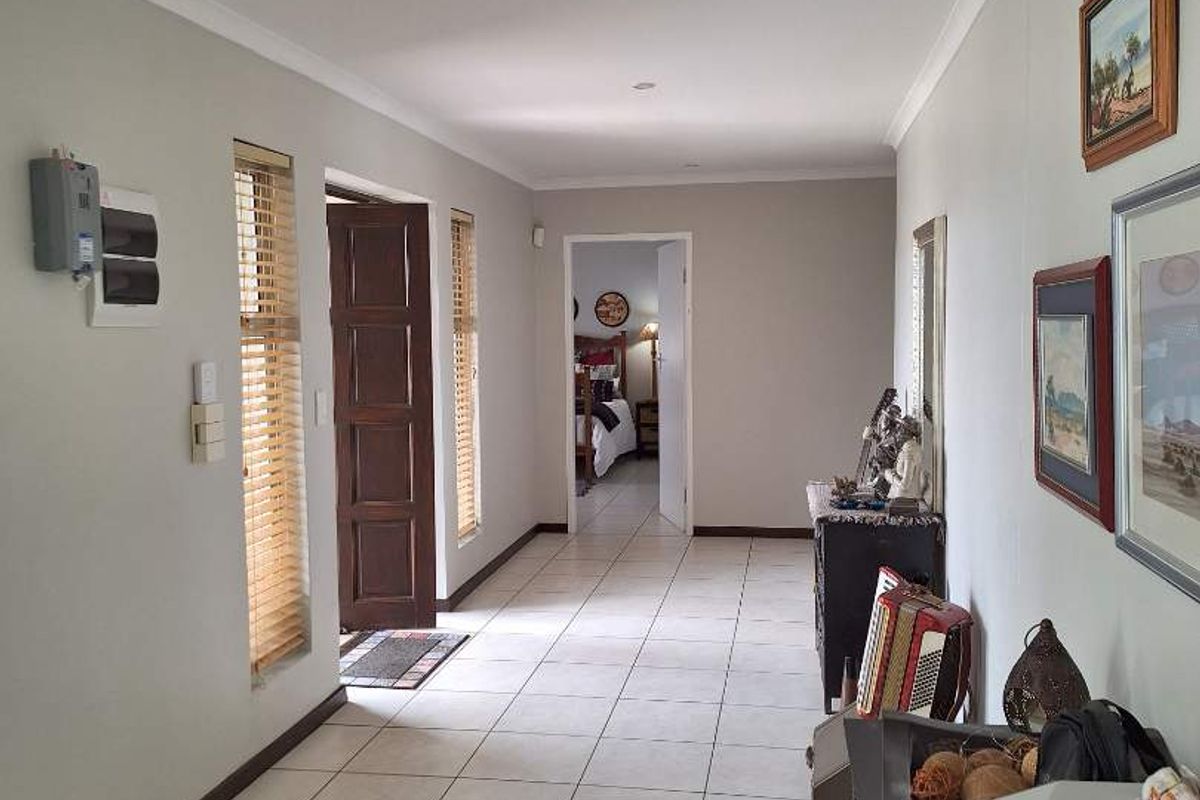 Neat Family Home with Separate Flat in Sought-After Lagoon Neighborhood! - Photo 3