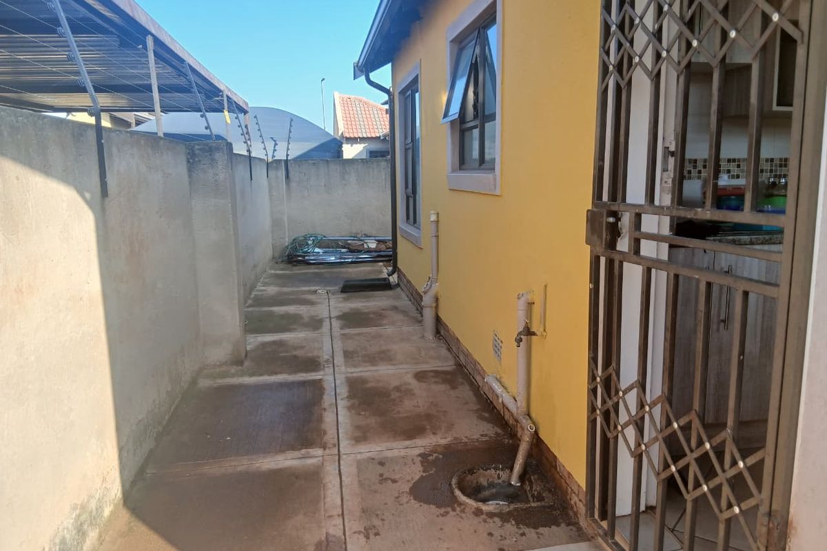 Your Dream Home: Modern Comfort in a Secure Community - Photo 2