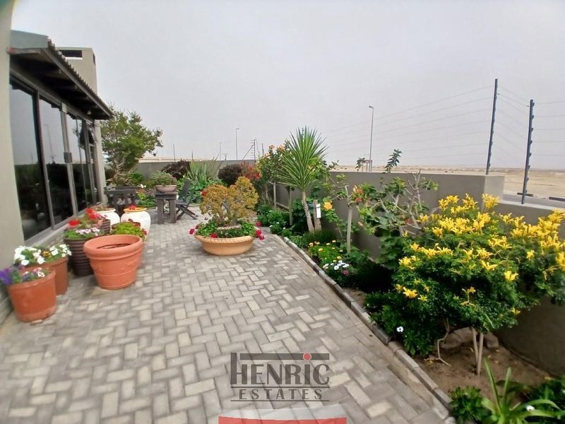 3 Bedrooms, 3 bathrooms, 2 Garages - Oceanview - Photo 4