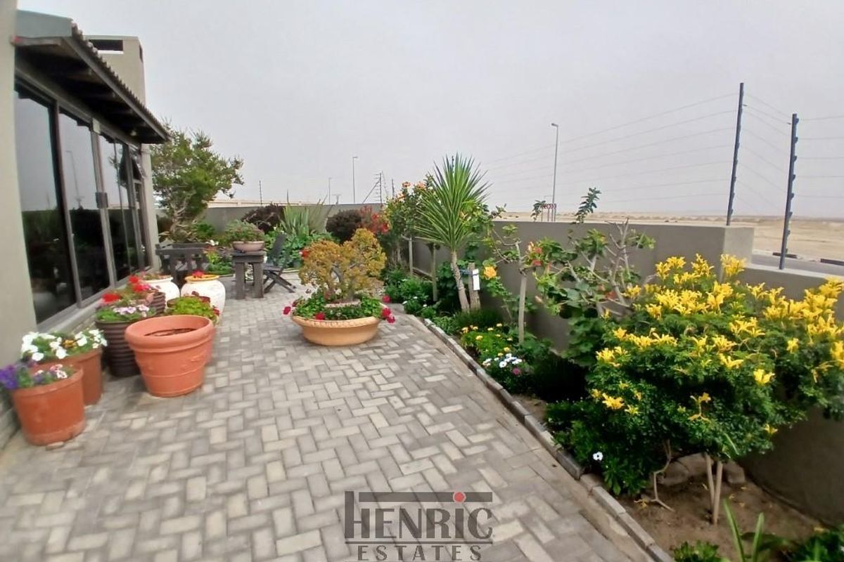 3 Bedrooms, 3 bathrooms, 2 Garages - Oceanview - Photo 4