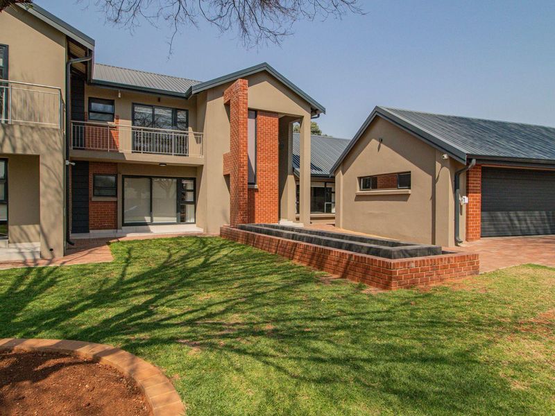 Sophisticated Family Oasis in Prestigious Lakefield! - Photo 8