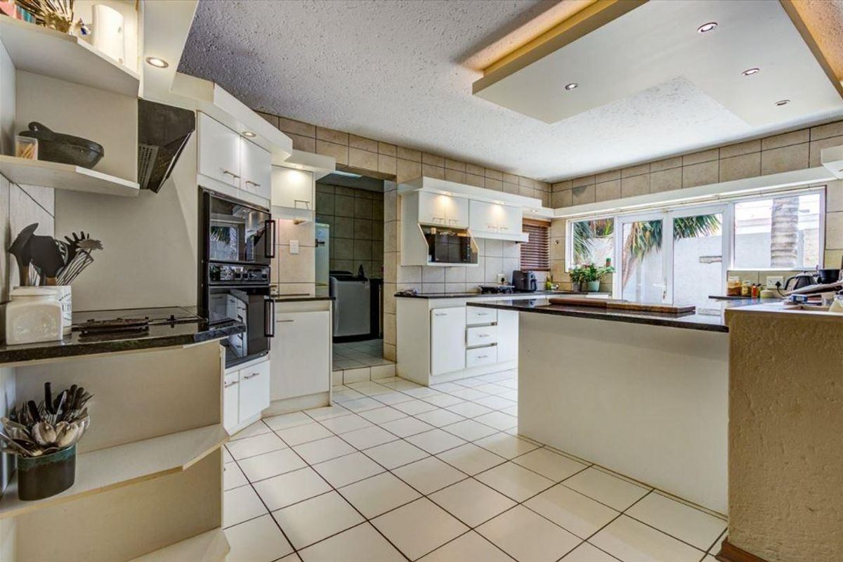 Double storey home in popular secure estate - Photo 5