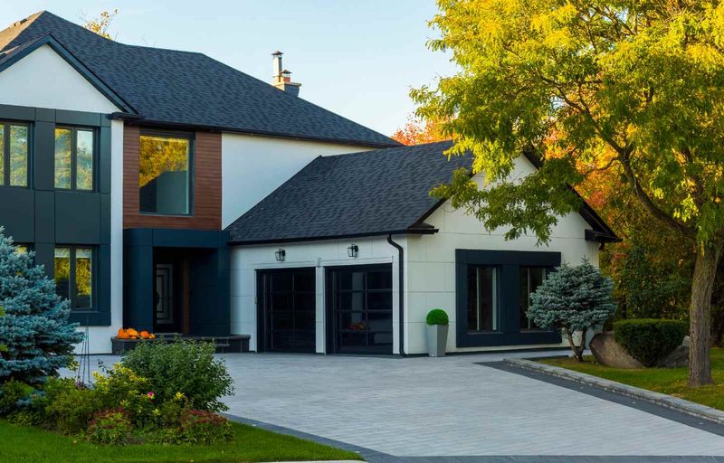 Luxury 2 BHK in City Center - Prime Location & Family-Friendly Neighborhood