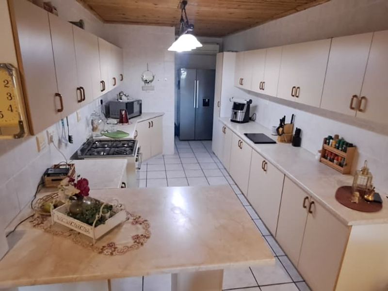 Step into this inviting and well-maintained 3-bedroom home, designed for comfortable family living and effortless entertaining! - Photo 6