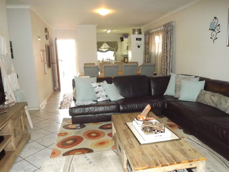 Perfect Family Living: Spacious 3-Bed Townhouse Awaits - Photo 4