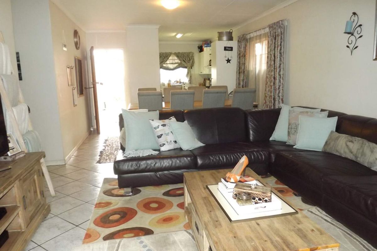 Perfect Family Living: Spacious 3-Bed Townhouse Awaits - Photo 4