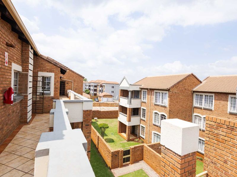 Apartment in Die Hoewes, Centurion for Sale - Photo 3