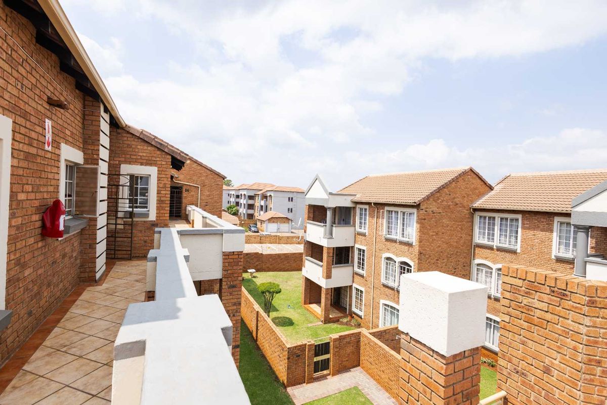 Apartment in Die Hoewes, Centurion for Sale - Photo 3