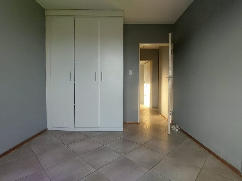 Spacious 2-Bed Ground Floor Unit in Secure Tinderwood Village - Photo 5