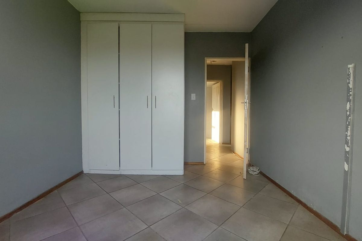 Spacious 2-Bed Ground Floor Unit in Secure Tinderwood Village - Photo 5