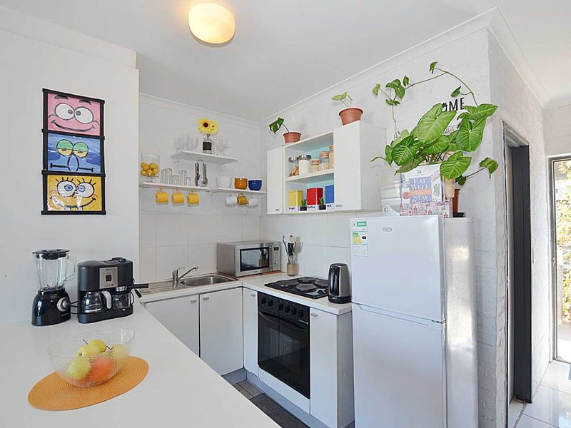 Neat Two Bedroom Apartment - Photo 6