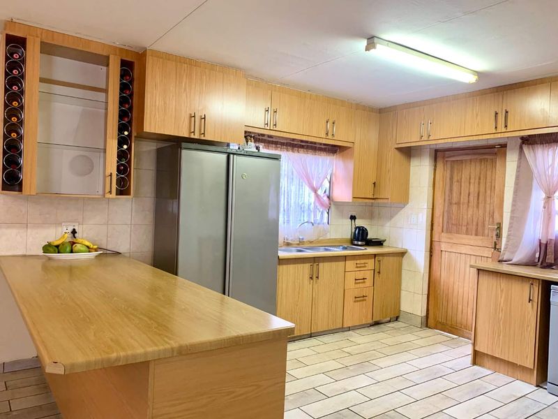 BEAUTIFUL HOUSE IN MANDELA VIEW - Photo 6