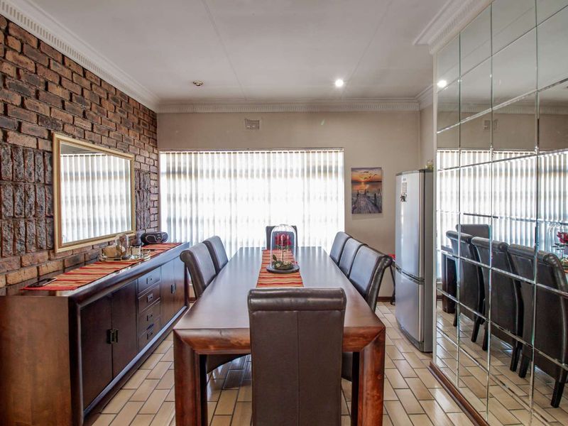 Cozy & Neat 4 Bedroom House - Photo 9