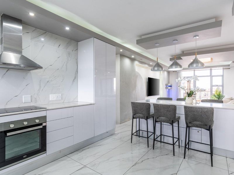 3 Bedroom Duplex Penthouse in the Iconic Knightsbridge, Century City - Photo 9
