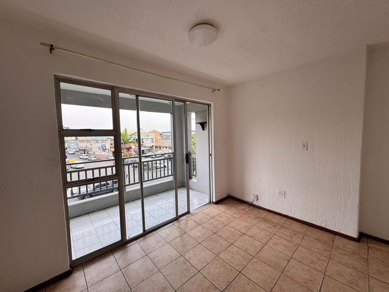 Comfortable 2-Bedroom Apt Close to Transport & Amenities - Photo 6