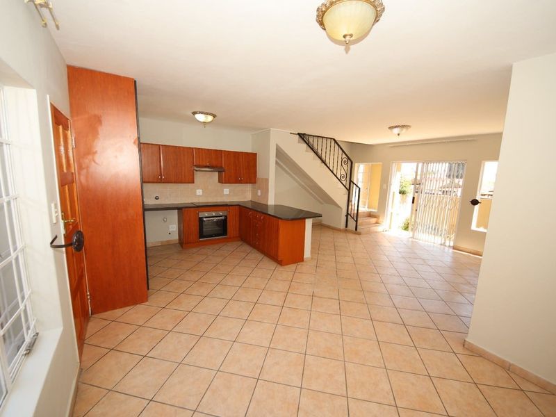 Immaculate 2-Bedroom Duplex in Secure Complex - Photo 5