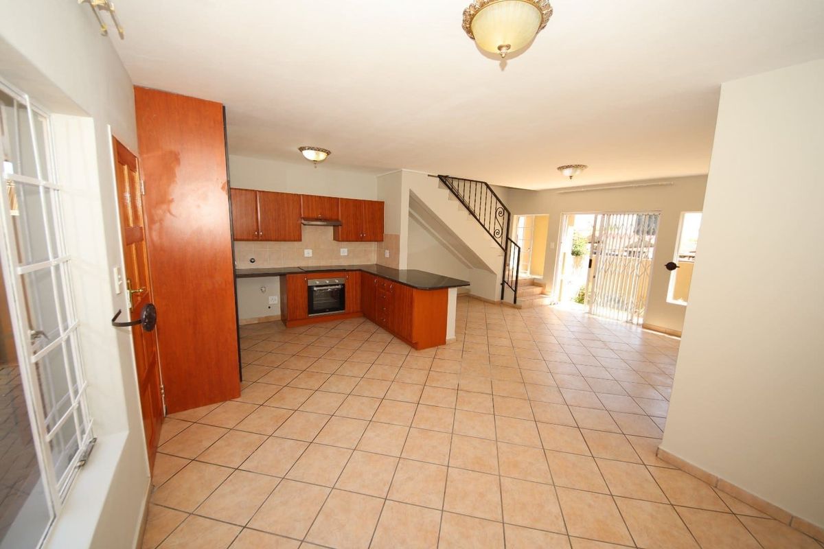 Immaculate 2-Bedroom Duplex in Secure Complex - Photo 5