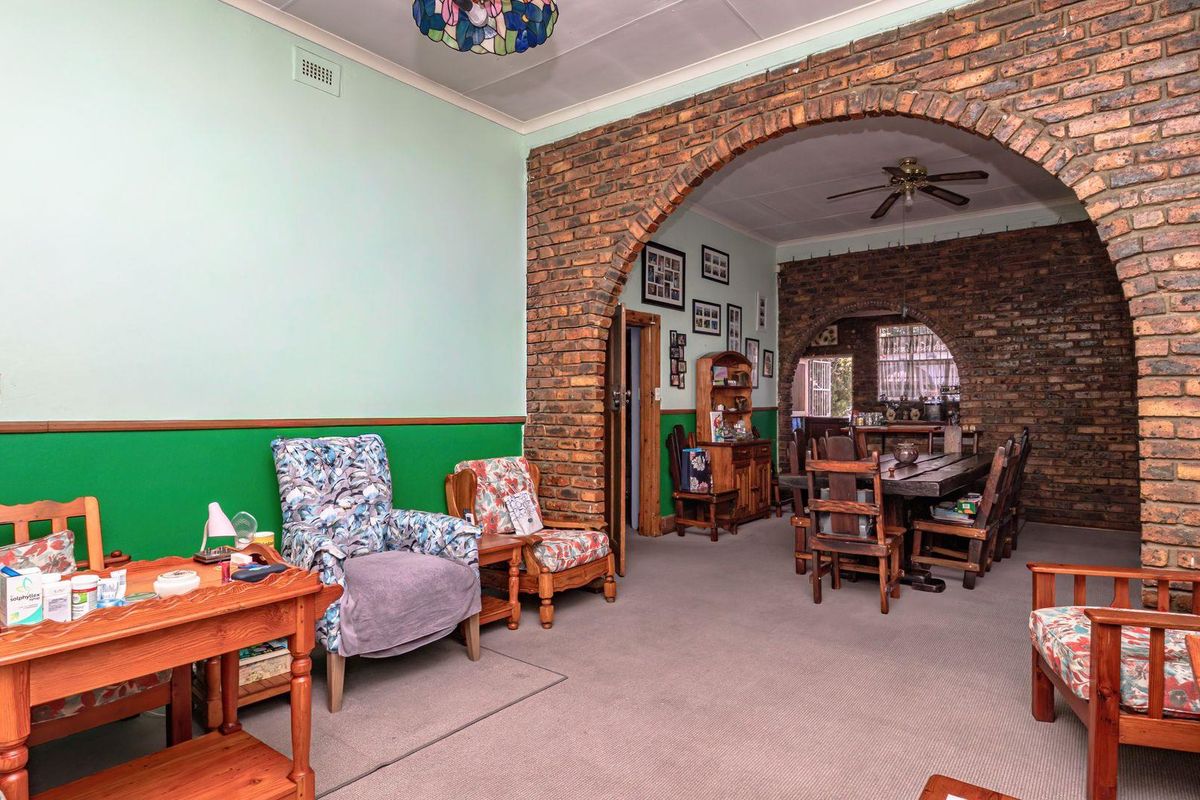 Elegant Home with Income-Generating Flats! - Photo 5