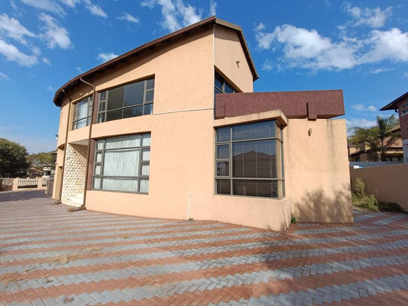 VALLEY VIEW ESTATE -  4 BEDROOM HOUSE WITH A GYM & STUDY - Photo 9
