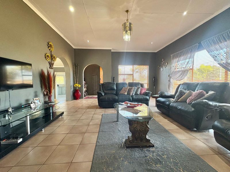 Stunning suburban home with 2 flatlets - Photo 6