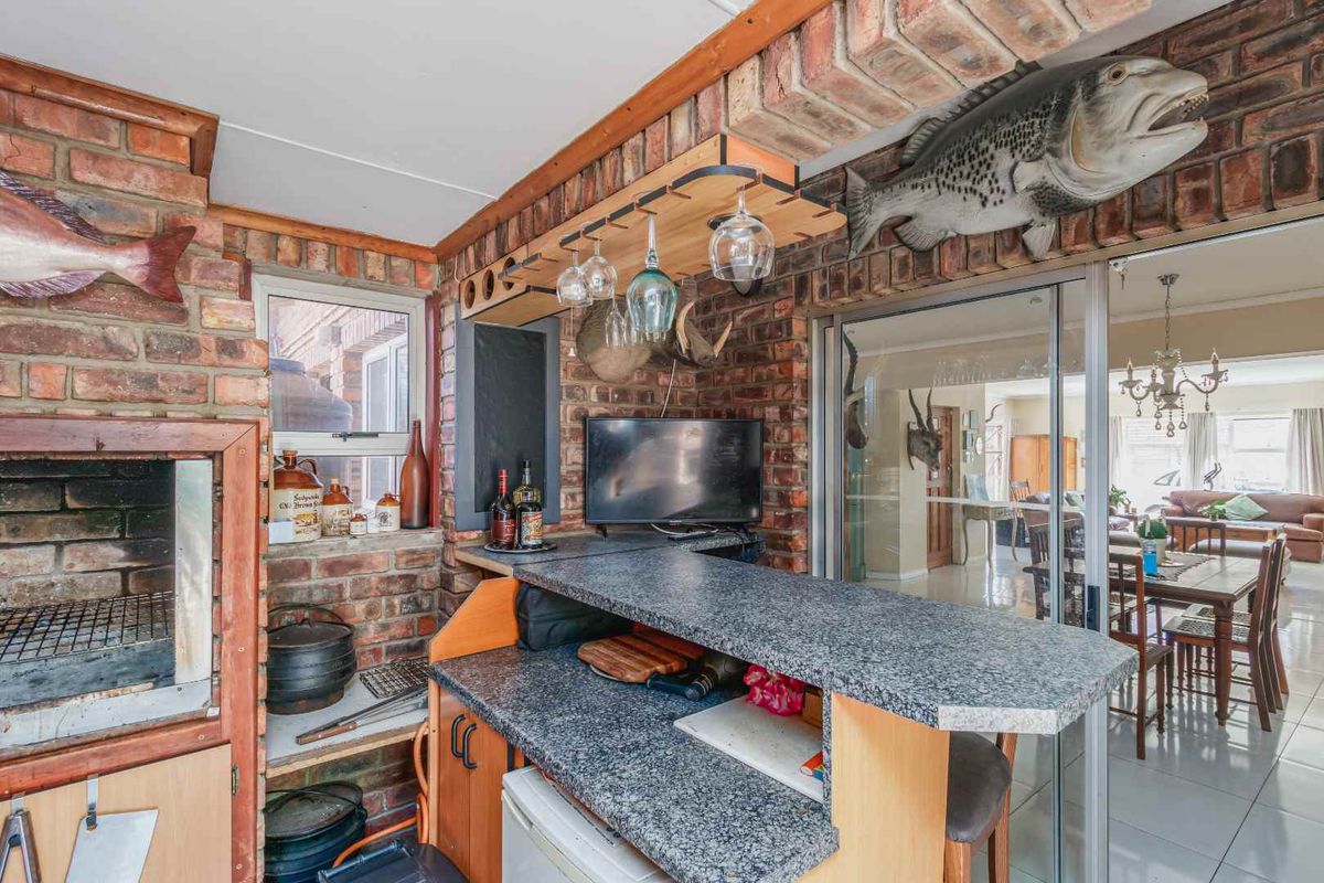 Spacious Family Home for Sale in Colchester - Photo 2