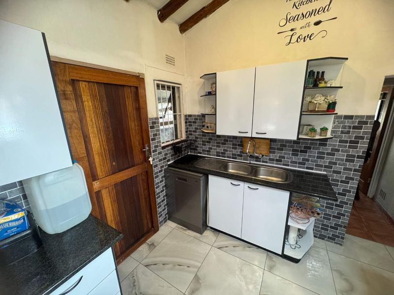 Large Modern Family Home - Photo 5