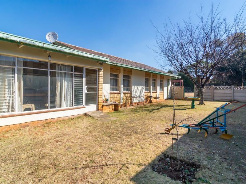 Seize the opportunity - light-filled Home with expansive backyard - Photo 8