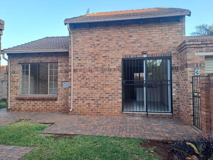 Property #2403705, Townhouse Pending Sale in Highveld