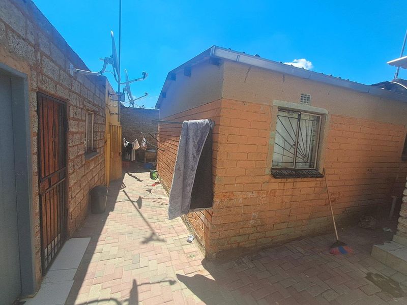 2 Bedroom House With 7 Outside Rooms In Esselen Park - Photo 8