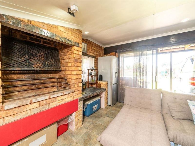 Well maintained family home in semi-enclosed area - Photo 10