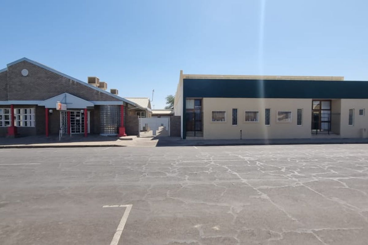 Spacious Warehouse with Office Spaces and Ample Parking: A Prime Investment Opportunity - Photo 4