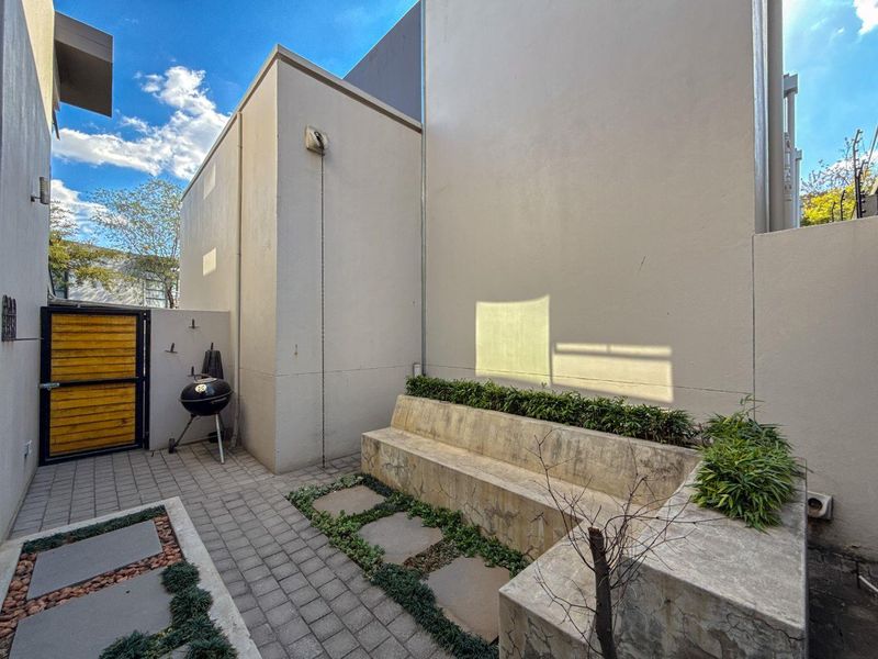 Boldly Modern. Brilliantly Located. Beautifully Secure | Upmarket 3 Bed Townhouse in Boomed Off Menlo Park - Photo 3