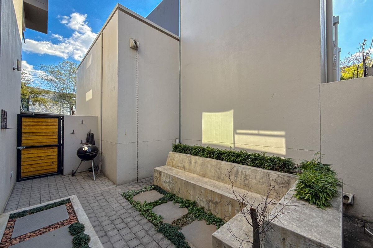 Boldly Modern. Brilliantly Located. Beautifully Secure | Upmarket 3 Bed Townhouse in Boomed Off Menlo Park - Photo 3