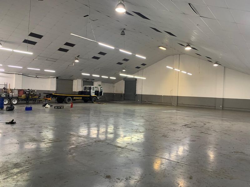Spacious Warehouse with Air-Conditioned Office & Mezzanine Space - Photo 4
