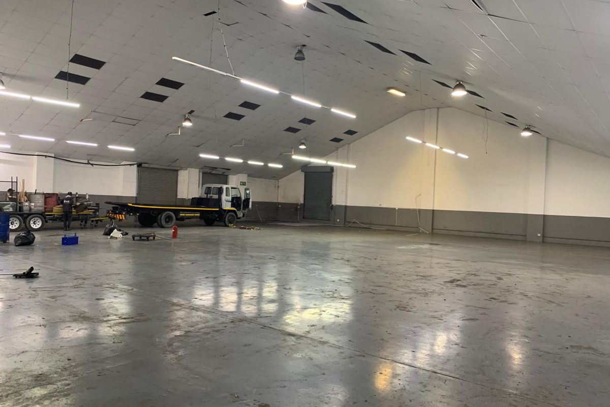 Spacious Warehouse with Air-Conditioned Office & Mezzanine Space - Photo 4